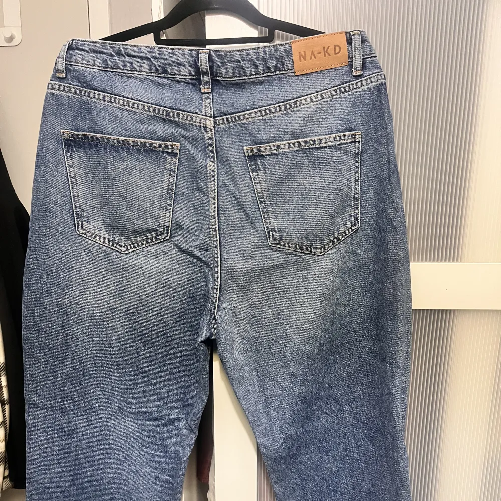 Fina oanvända jeans från na-kd, mid waist jeans. Har använt de högts två gånger, de är fortfarande i fint skick:) Dma snälla ifall ni vill köpa<33 (de var köpta för 599kr :D) . Jeans & Byxor.