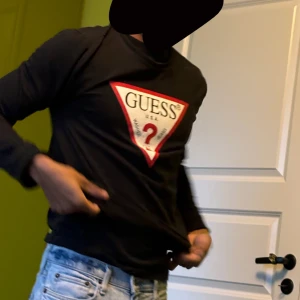 Guess tröja - Guess tröja i bra skick inga tecken på användning :)
