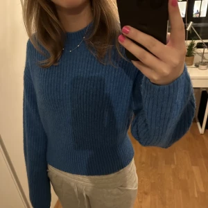 Stickad tröja - Helt oanvänd stickad tröja från Weekday💕 Har för mig att jag köpte den för 500kr och säljer nu för nästan hälften så mycket.