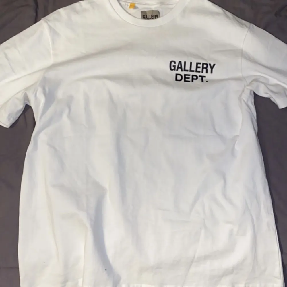 Gallery dept t shirt storlek M. Men rätt så stor i storleken. Knappt använd.. T-shirts.