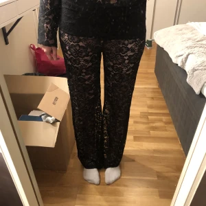 Spets byxor - Jättefina och trendiga spetsbyxor! Säljer pga att dom var lite korta på mig som är 172cm🌸annars är dom endast prövade!!☺️Dom är i storlek xs/s men skulle säga att dom är stora i storleken och stretchiga 