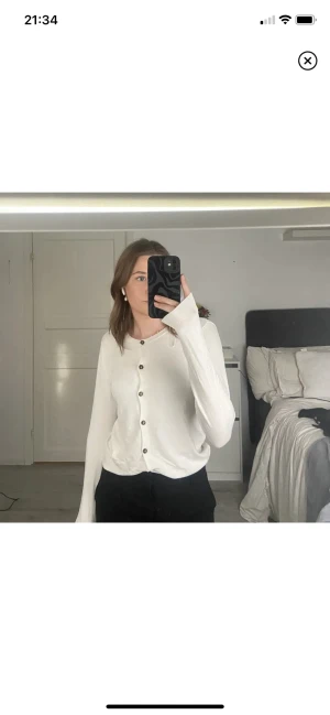 Tröja  - Superfin vit tröja som passar perfekt att använda som den är eller att ha under en stickad väst🥰är i fint skick ! 
