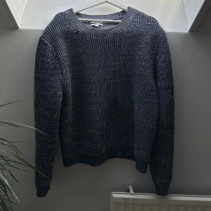 COS Stickad Tröja - Snygg och högkvalitativ stickad tröja från COS, nypris 790kr. Använd ett par gånger men är i väldigt gott skick.