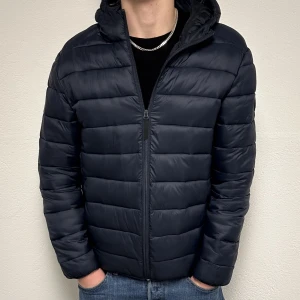 LINDBERGH jacka - Säljer min (i princip oanvända) jacka. Köpte den till vintern förra året, men använde andra jackor istället.