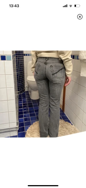 Lågmidjade jeans - Gråa lågmidjade jeans, midjemått: 37, Innebenslängd: 80cm. Säljer då jag inte använder dem tyvärr🩷 köpta på plick och är förra ägarens bilder💕skicka gärna prisförslag☺️