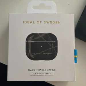 Airpods gen 3 skal från Ideal of Sweden - Helt oanvända, praktisk taget oöppnade skal från ideal of sweden! Råkade köpa fel model och orkar inte göra en retur haha så säljer vidare dom här! (köpare står för frakt)
