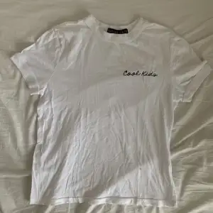 Snygg t-shirt med broderad text ”cool kids” från Urban Outfitters. Den har två små foundation fläckar, en på framsidan och en på baksidan. Men går nog att få bort. Använd 1-2 gånger. Kan skicka fler närbilder och priset kan diskuteras! 