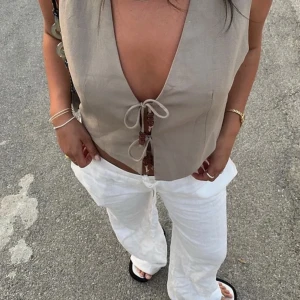 Slutsålda Alobha label linnebyxor  - Säljer dessa sjukt fina, helt slutsålda, aldrig använda linnnebyxor som min syster köpte då de var för stora på henne och hon hann ej skicka tillbaks🤍 