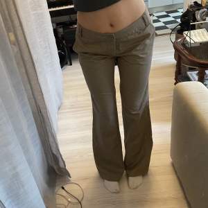 Lågmidjade cargos!! Storlek L, passar mig som är 177cm lång