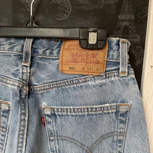 Levis 501 - Mina älskade Levis 501 jeans är försmå nu. Vintage storlek w28 l30. Har själv lappat och lagat jeansen i skrev sömmarna- dm för bild. Som sagt älskade men fortfarande slitstarka. 