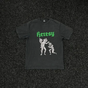 Heresy T-Shirt - T-shirt från Heresy som säljes pga att den inte kommer till användning, tröjan är i fint skick och har inga hål eller liknande, size S men passar även M. Bara att höra av sig för fler bilder eller frågor 🤝🏼