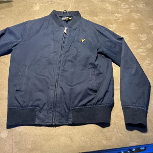 Lyle&scott jacka - 12/13 år fint men andvänt skick  Liten rispa ses på sista bilden