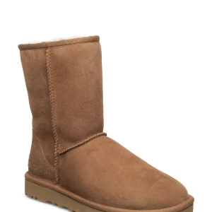 Söker uggs 41-42 - Söker ett par ugg i strl 41-42, helst modellen på bilden men allt av intresse.