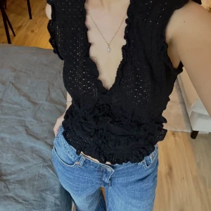 Stickad väst/topp - söt topp/väst från Mango. Aldrig kommit till användning så skicket är som ny. Den är storlek M men passar även XS/S, beroende på hur man vill att den ska sitta😊  