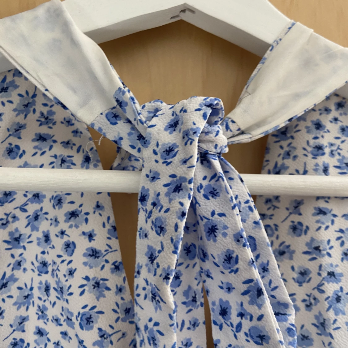 Blåblommig klänning  - 91