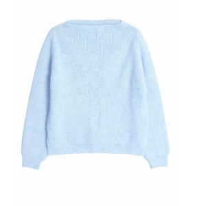 Aninebing ljusblå stickad  - Aninebing X Ginatricot. En ljusblå stickad tröja med hög båtringning. Mindre slitsar vid sidan. 