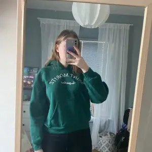 En mörk grön hoodie, jätte fint skick men få tal gånger använd 💞 inga skador eller liknande 