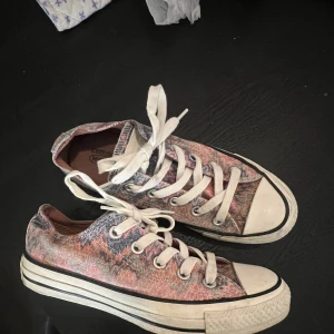 missoni converse - säljer mina missoniconverse då dem ej kommer till användning! fint använt skick, därav det lägre priset!🎀