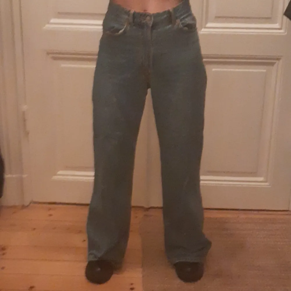 Köpte dessa jeand för ett tag sedan men passade inte riktigt mig som jag ville. Bra skick men tror det finns en liten grön fläck, kanske går bort i tvätten. Baggy/straigt jeans. Jag är 160cm. W26/25. Kontakta vid frågor eller funderingar❤. Jeans & Byxor.