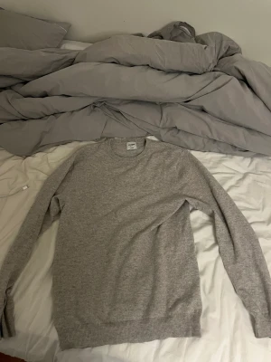 Kashmir sweatshirt  - Grå Kashmir sweatshirt i storlek S från John henric. Köpt i sommras men använd väldigt få gånger så den är i väldigt bra skick. Modellen är lite mer slim.