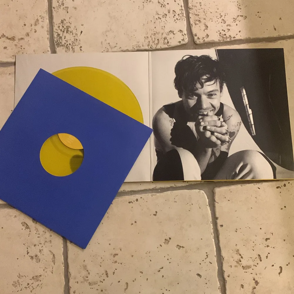 Harry Styles vinyl.  Album: Harrys House- Limited edition. 🏠 Det är en en gul skiva som bara gavs ut i ett ex. antal⭐️Spelats 3-4 gånger men inga täcken på användning🥳 Man får med ett vykort med text från ”As it was” och en bok med lyrics☀️Köpt för 480kr🍀 . Övrigt.