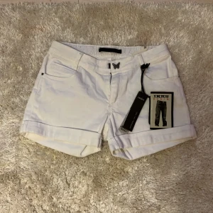 Fina vita jeans shorts<33 - Jeans shorts helt nya, Aldrig använt💗