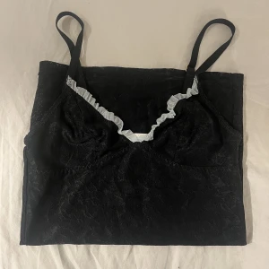 Svart spetstopp - En jättesöt svart spetstopp med lite volang upptill. Storlek S/M men ganska liten i storleken så skulle säga XS/S