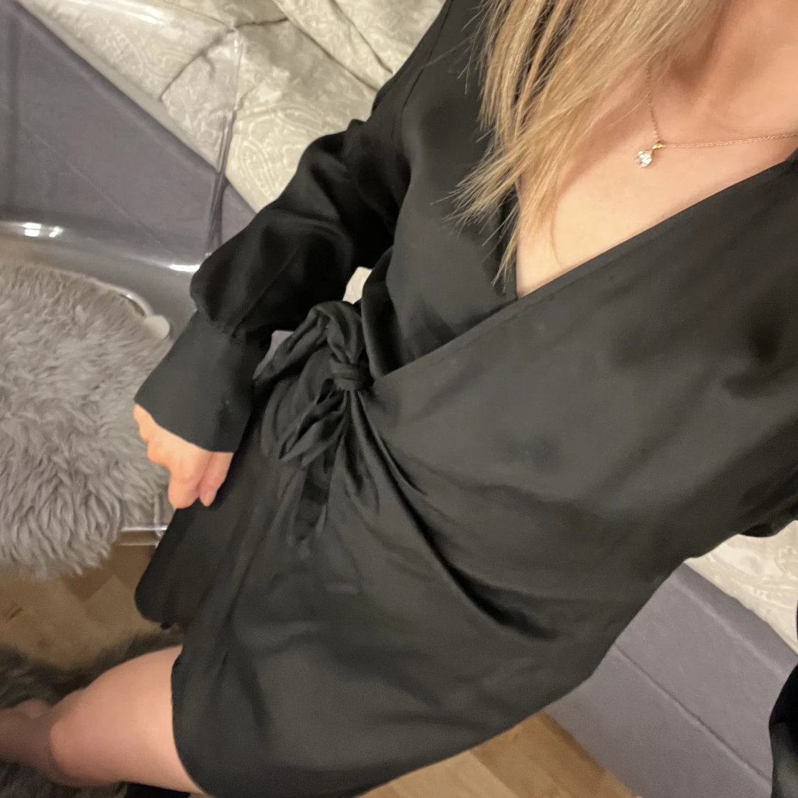 Svart satinklänning - 91