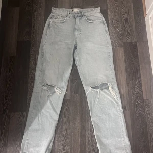 Jeans  - Säljer dessa jeans med hål från Gina ❣️