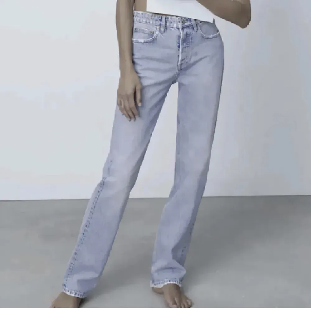 Säljer dessa jeansen från zara då dem inte kommer till användning. Använda ett fåtal gånger. Det står att dem är midrised men skulle säga att dem är lågmidjade. Priset kan diskuteras🤍 Bilderna är lånade men skriv för fler bilder!!🥰🥰. Jeans & Byxor.