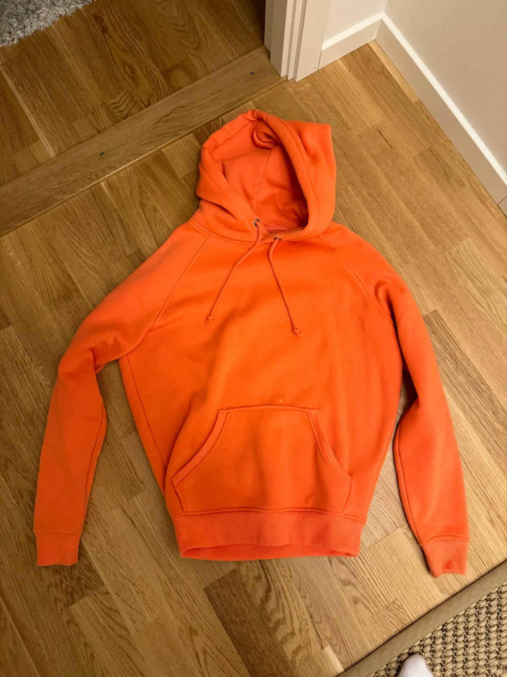 Orange hoodie från bikbok i storleken XS. Den är använd ett fåtal gånger och är därmed i fint skick. . Hoodies.