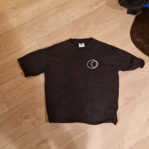 T-shirt - District46 t-shirt, den är för liten för mig, använd en gång