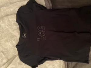Lee slim tee  - En slim tshirt från Lee som aldrig använts. Säljer för jag aldrig riktigt gillade den och rensar garderob just nu. 💓