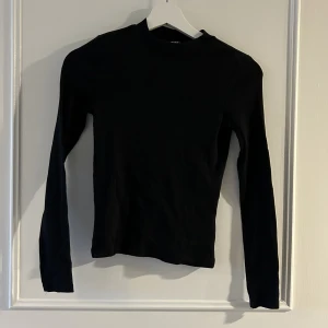 Svart tröja - Svart långärmad tröja från Monki i strl xxs