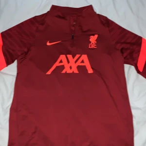 Liverpool tröja  - Långärmad Liverpool tröja.  Mycke bra skick använd ett par gånger. 