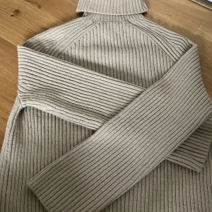 Beige stickad turtle neck - En varm och gosig stickad turtle neck från hm perfekt till hösten och vintern för att hålla en varm i storlek xs