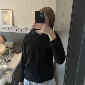Ziphoodie  - Svart zipuphoodie. Aldrig använd då den är för kort i ärmarna för mig som har långa armar😊