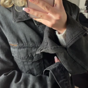 Nudie jeansjacka - Den är i storlek L så på en kille så hade den suttit ”normalt” men lite mer overzised på en tjej🖤Jag är ca 163 o såhär sitter den på mig, använd ca 4 ggr
