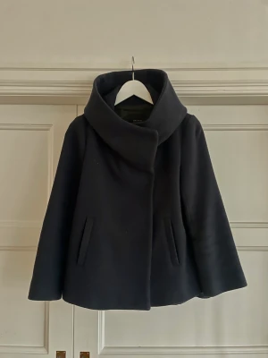 Jacka - Mörkblå jacka från Zara i strl M. I fint skick!