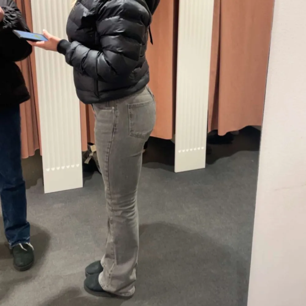 Full length flare jeans  Långa bootcut jeans som sitter super fint Säljs pga använder inte längre och dom är precis som ny  Nypris 500kr. Jeans & Byxor.