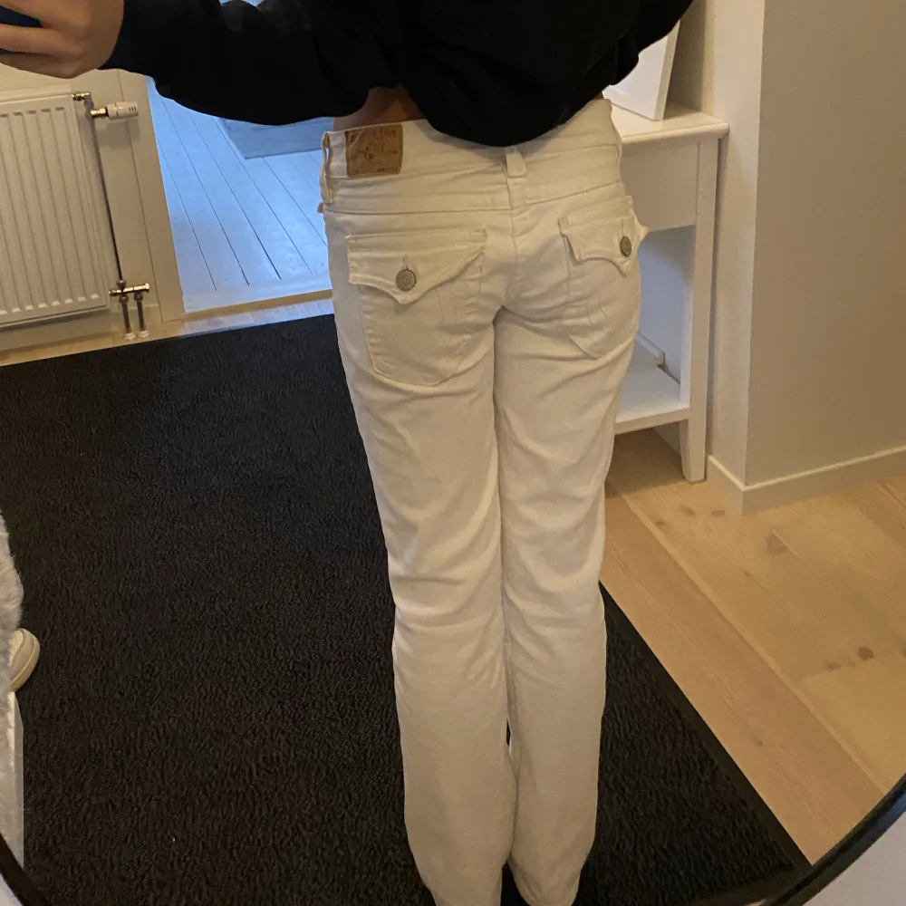 True relegion vita jeans jätte bra skick, skriv om fler bilder!💕 använder knappast så vill bli av med den, och den är lite för stor för mig i midjan:) pris kan förhandlas!💗 . Jeans & Byxor.