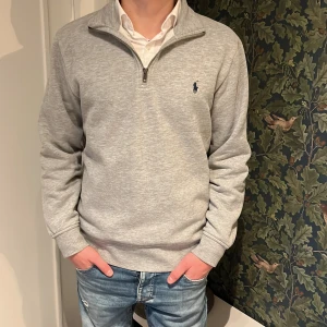 Ralph lauren half zip  - Tja säljer en stilren ren Ralph lauren half zip, skicket är som ny, 9,5/10 skick, nypris 2000, köpt för endast 499. Skriv vid funderingar. MVH Simon 