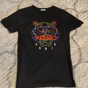 Kenzo tröja - En jätte bra ny kenzo tröja knappa använd, perfekt kondition ingen skada eller missfärgning! Hör av er för fler bilder eller om ni har frågor!💕