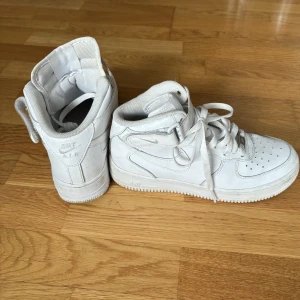 Air force one sneakers - Air force one (höga) sneakers. Använda fåtal gånger, i bra skick.  (Frakten står köparen för🫶🏼)