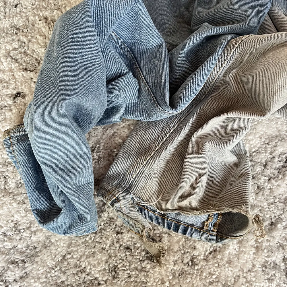 Tvåfärgade vida jeans från Motel Rocks..använda men fortfarande i fint skick! De har slitningar nertill som jag gjort själv (se sista bilden)! 💌. Jeans & Byxor.