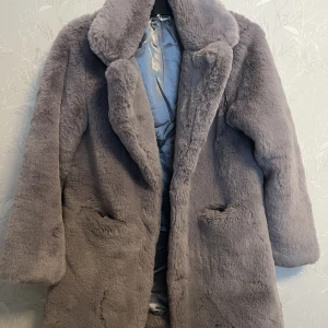 Fluffig jacka - Säljer min fina och sköna jacka , obs sömen har gåt tupp vid ena ficka behövs sy , annars är den hel