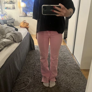 Rosa jeans - Snygga och trendiga rosa jeans!💕