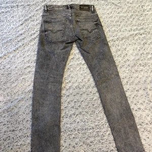 Guess jeans  - Äkta guess jeans, storlek 28, skinny, har inget kvitto då de var ett tag sen jag köpte dem, köpta på guess butik, skriv om ni har några funderingar