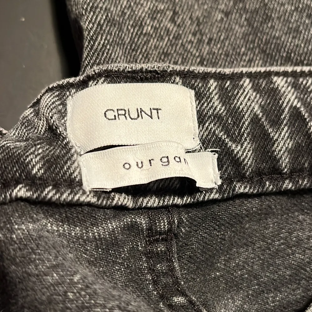 Tjena! Tillbaka med dessa ursnygga jeans från grunt, dessa är inte använda så mycket och det finns inga defekter👑jeansen passar upp till 160-170 Hör av er i DM🫡. Jeans & Byxor.