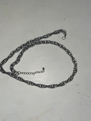 kedja till byxor eller som halsband :) - sitter bra! orkade inte sätta på mig jeans för bilden men det blir snyggt tycker jag! inte använt på ett bra tag dock